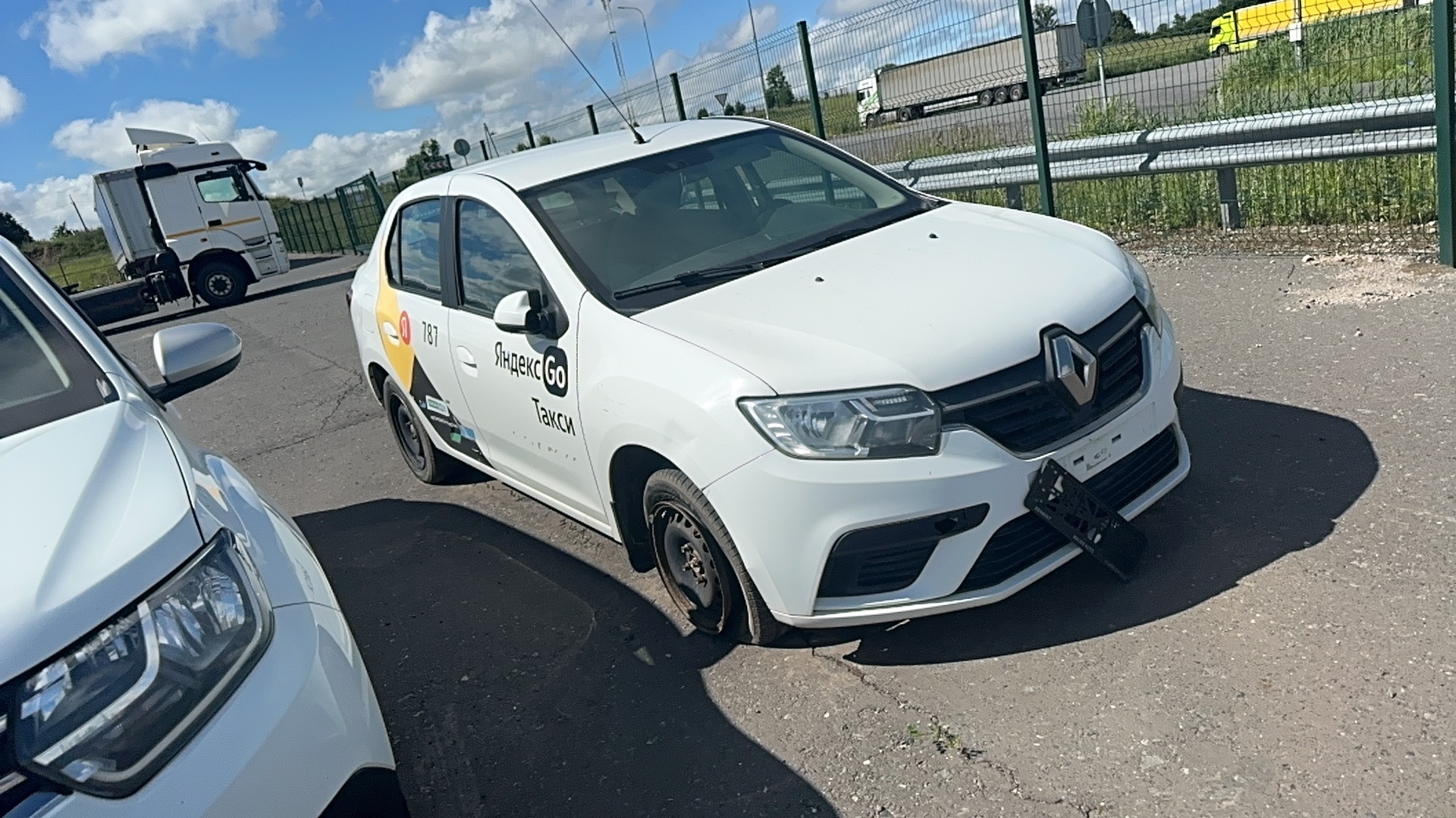 Renault Logan 1.6 MT (82 л.с.)