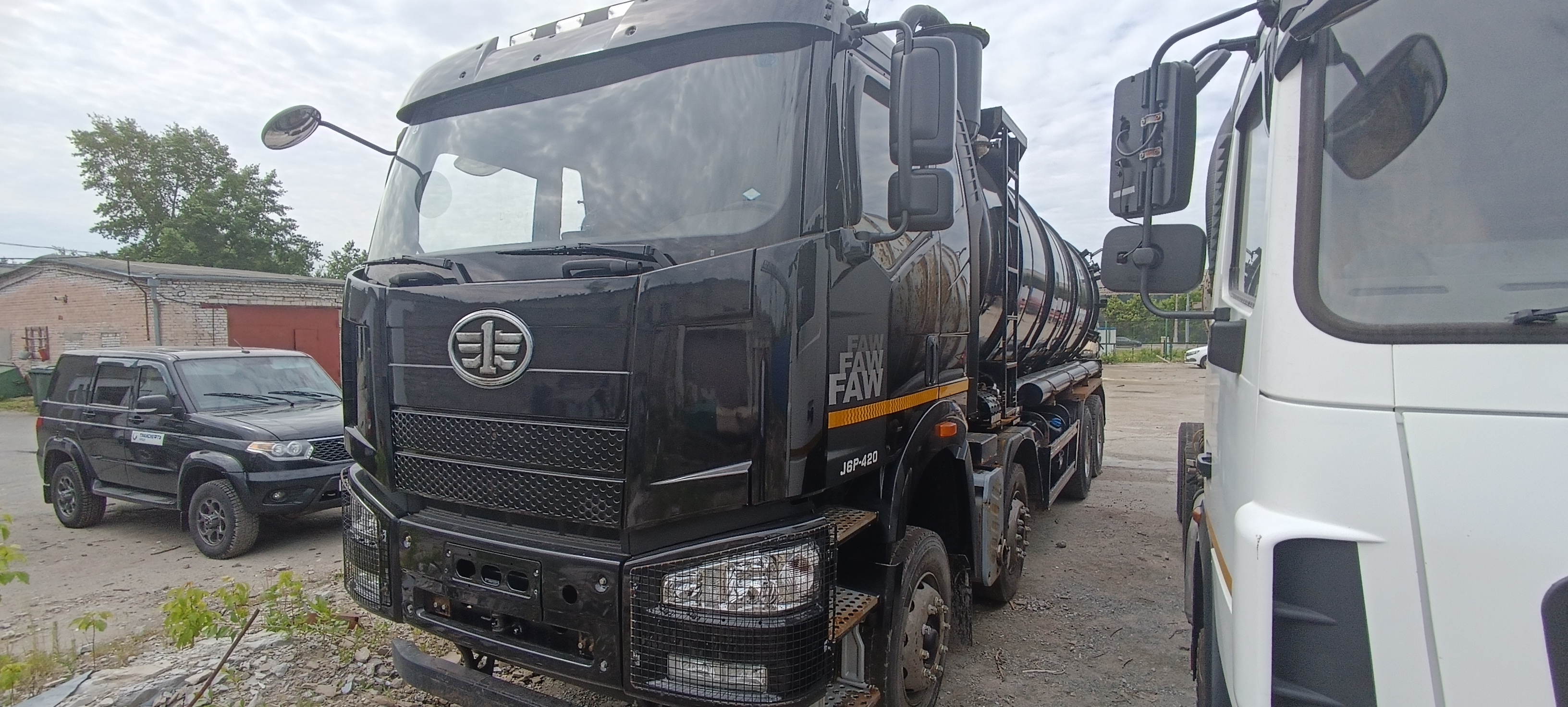 Автоцистерна Faw J6 (CA3310P66K24T4E5)