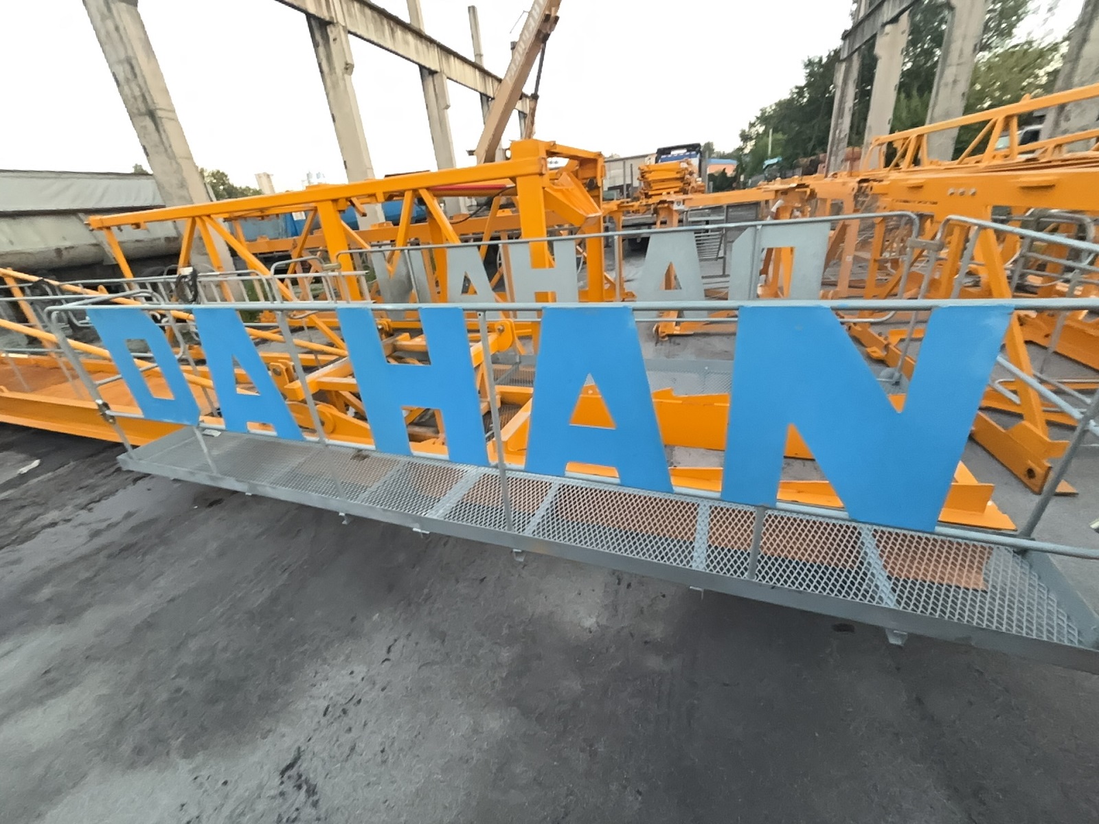 Безоголовочный кран DAHAN QTZ-125 (H6513A) высота 101 м.