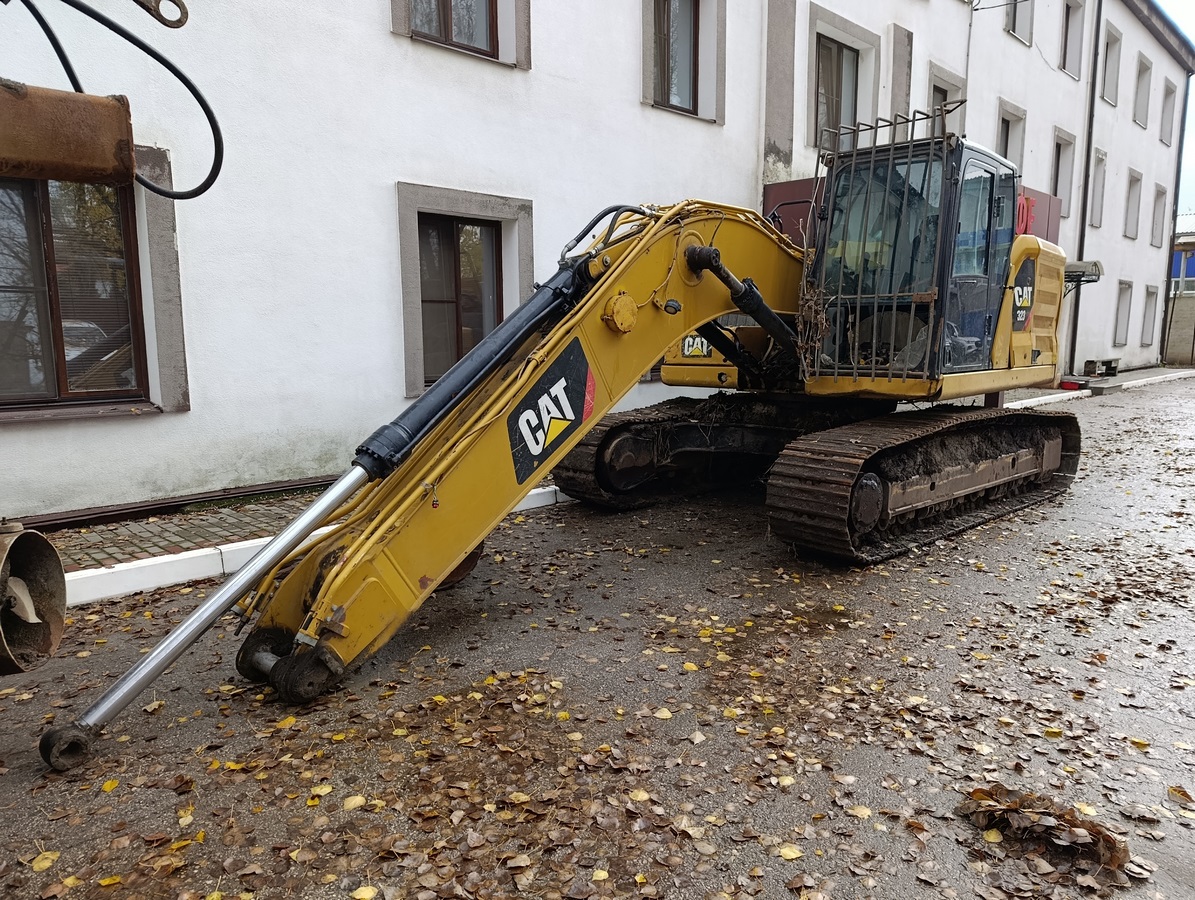 Экскаватор Caterpillar 323