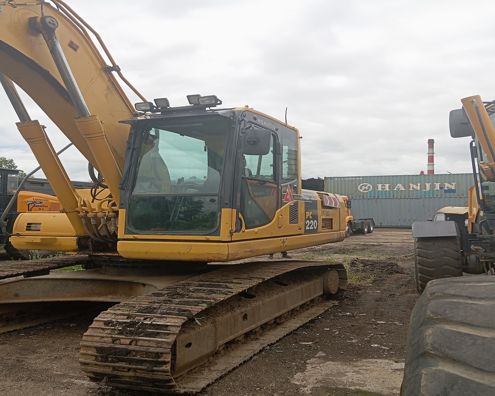 Экскаватор Komatsu PC220-8M0