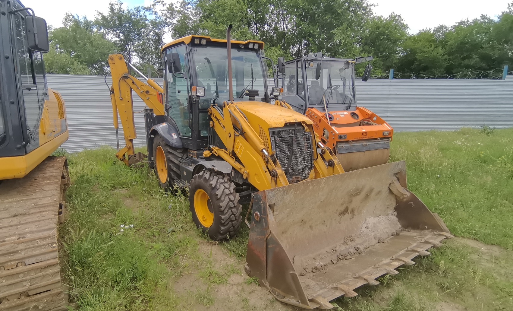 Экскаватор-погрузчик Liugong CLG777A